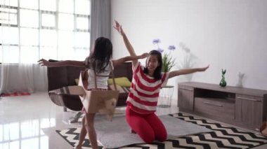 Evde oyuncak uçakla oynayan bir kız.