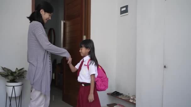 De vuelta a la escuela. asiático pupilo con primario estudiante uniforme llegar listo a la escuela — Vídeo de stock