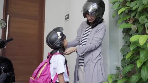 Mãe levando sua filha para a escola de moto pela manhã — Vídeo de Stock