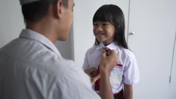 Zurück zur Schule. asiatischer Schüler mit Grundschuluniform macht sich bereit für die Schule — Stockvideo