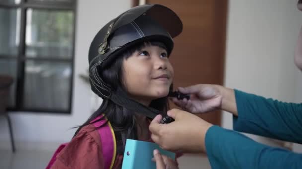 Ásia mãe fixar ela filha capacete antes de ir para a escola — Vídeo de Stock