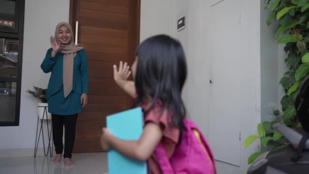 Criança feliz acena adeus à mãe antes de ir para a escola — Vídeo de Stock