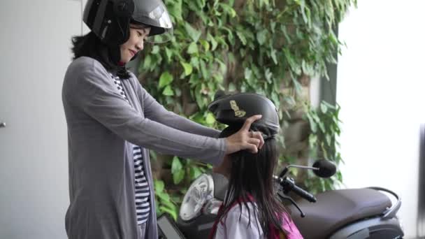 Mãe levando sua filha para a escola de moto pela manhã — Vídeo de Stock