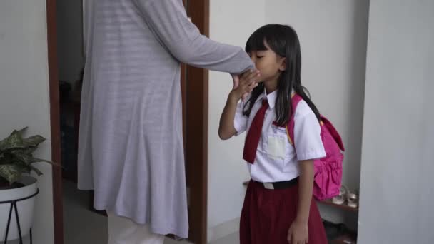De volta à escola. asiático aluno com primário estudante uniforme chegando pronto para a escola — Vídeo de Stock