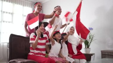 heyecan verici Endonezyalı aile destekçisi evde televizyonda maç izlerken
