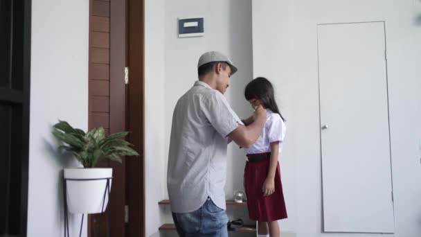 De volta à escola. asiático aluno com primário estudante uniforme chegando pronto para a escola — Vídeo de Stock