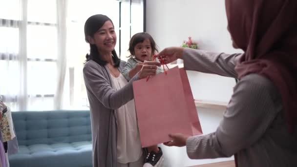 Moeder en kind winkelen in het winkelcentrum wat kleren kopen — Stockvideo