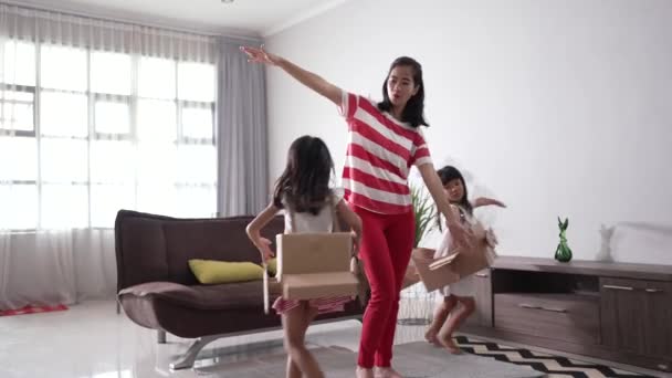 Dos hermanas jugando avión y coche hecho de caja de cartón corriendo alrededor de la casa — Vídeo de stock