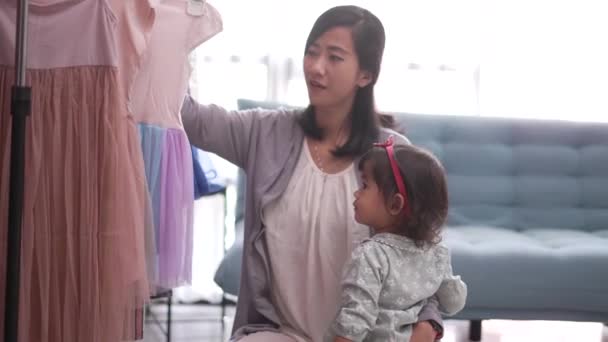 Bela ásia mãe levando ela filha para comprar roupas — Vídeo de Stock