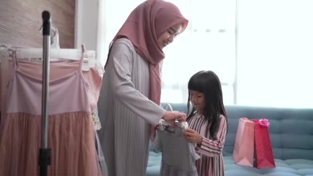 Muslim mother shopping with her daughter at boutique clothing shop — Stock Video