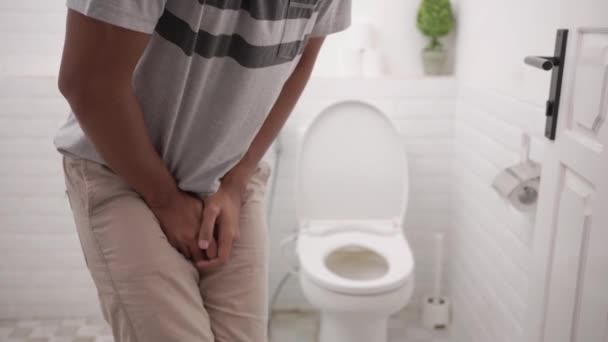 Samec s plným močovým měchýřem se drží za břicho — Stock video