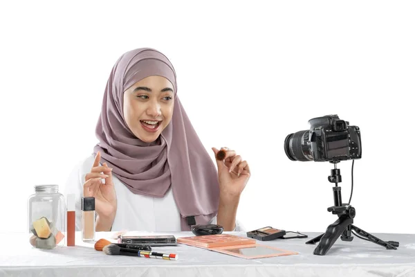 Beauty blogger in hijab recording video for her blog — Stock Photo, Image