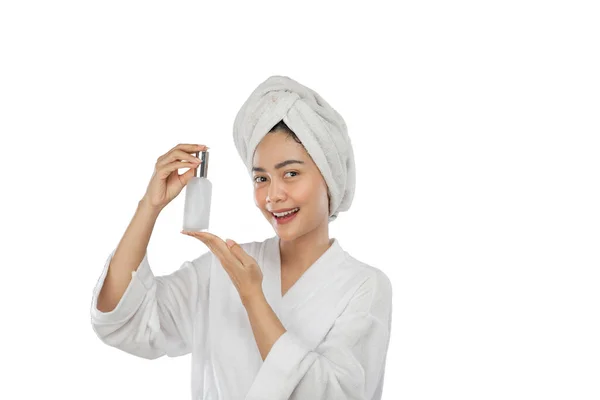 Piękna dziewczyna z ręcznikiem na głowie trzymając butelkę perfum — Zdjęcie stockowe