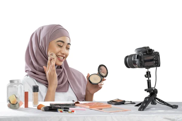 Asian muslim woman beauty blogger tutorial by puff powder makeup on cheek — Stock Photo, Image