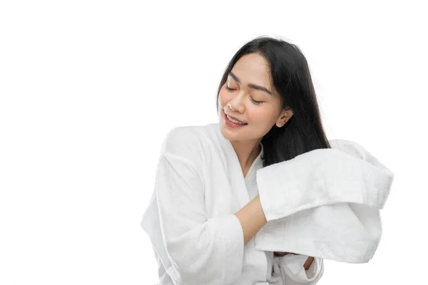 Asian woman in towel when close her eyes drying her long hair with a towel after bathing — Stock fotografie