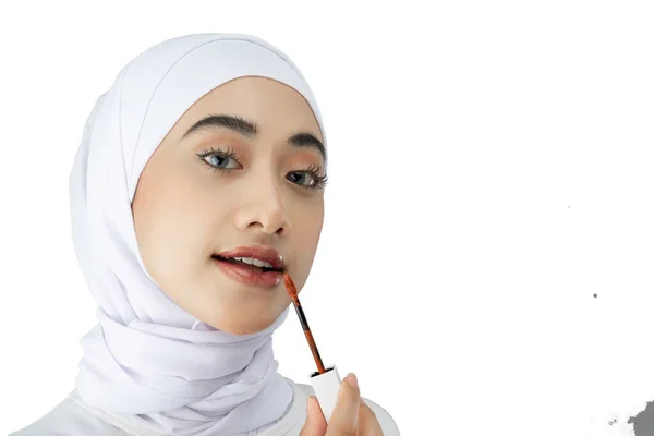 Mooie hijab meisje dragen moderne jurk met behulp van lippenstift aan make-up toe te passen — Stockfoto