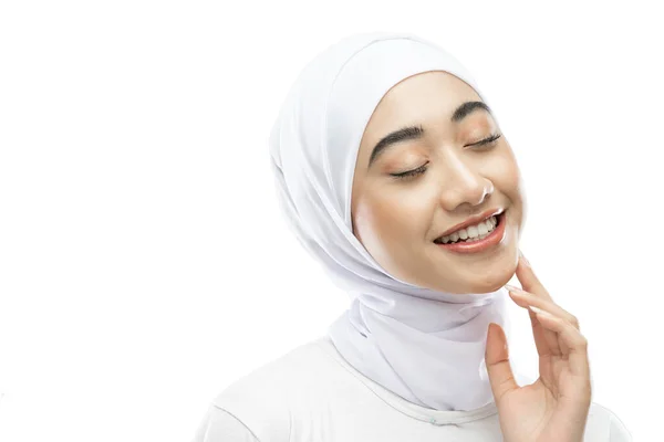 Pose of hijab woman wearing white veil smiling and close her eyes — Stok fotoğraf