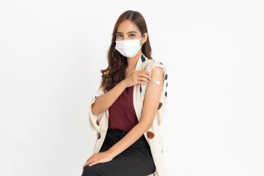 Asyalı Hasta Coronavirüs 'e karşı doktor tarafından aşı oluyor