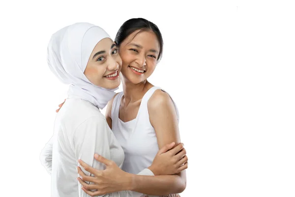 Uśmiechnięta hidżab dziewczyna i Azji młoda dziewczyna najlepszy przyjaciel przed kamerą z miejsca kopiowania — Zdjęcie stockowe
