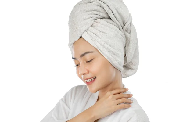 Mooi meisje met badhanddoek op hoofd met handen naast de hals — Stockfoto