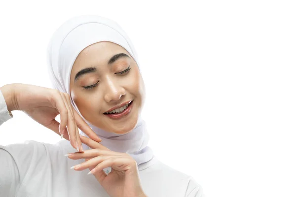 Relax pose of beautiful hijab woman wearing white veil when close her eyes with copyspace — Stok fotoğraf