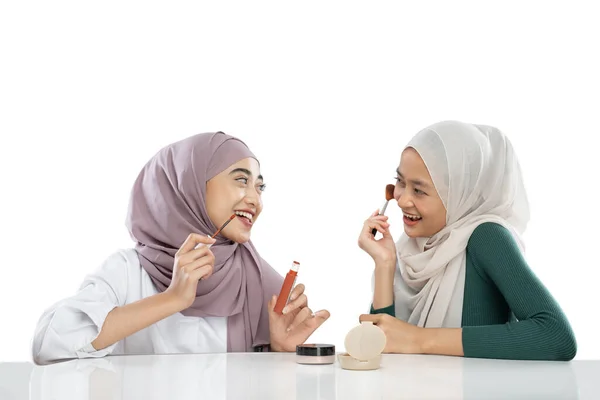 Two muslim veiled girl using makeup using lipstick an brush cheek making video — Fotografia de Stock