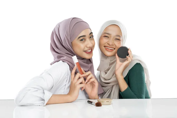 Two blogger in hijab holding makeup cosmetics making beauty video — Fotografia de Stock