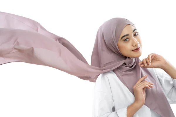 Mooi hijab meisje dragen paarse sluier zwaaien in de wind — Stockfoto