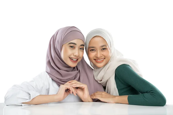 Two muslim girls bestfriend in front of camera when making opening video vlog — Fotografia de Stock