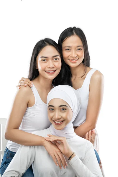 Multiethnic friends of young girls wearing white clothes — Stok Foto