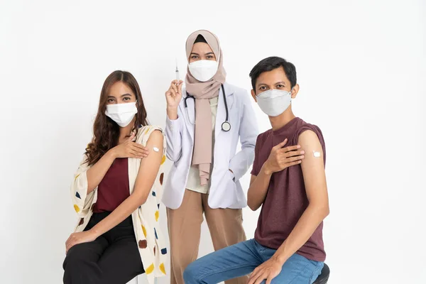 医師によるコロナウイルスに対するアジア人患者のワクチン接種 — ストック写真