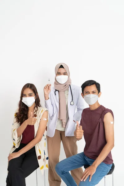 医師によるコロナウイルスに対するアジア人患者のワクチン接種 — ストック写真