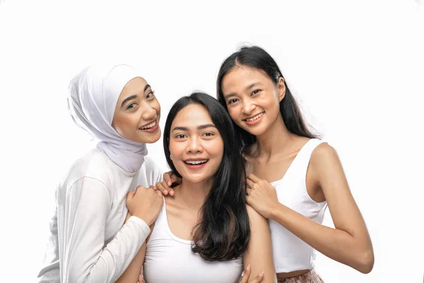 Smiling a veiled girl and two asian young girl stand next to each other — Stok fotoğraf