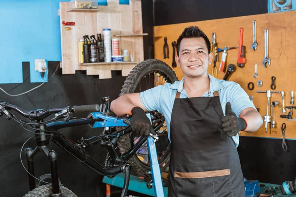 Portrait of a young mechanic wearing gloves with thumbs up — Φωτογραφία Αρχείου