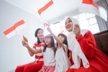 heyecan verici Endonezyalı aile destekçisi evde televizyonda maç izlerken