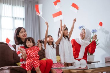 heyecan verici Endonezyalı aile destekçisi evde televizyonda maç izlerken