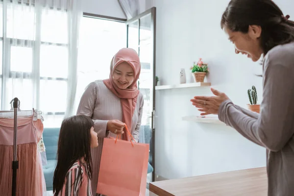 Muslim mother and daughter shopping in small boutique shop — Stok Foto