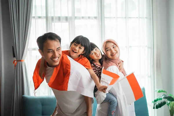 Familia indonesia musulmana celebrando el día de la independencia en casa — Foto de Stock