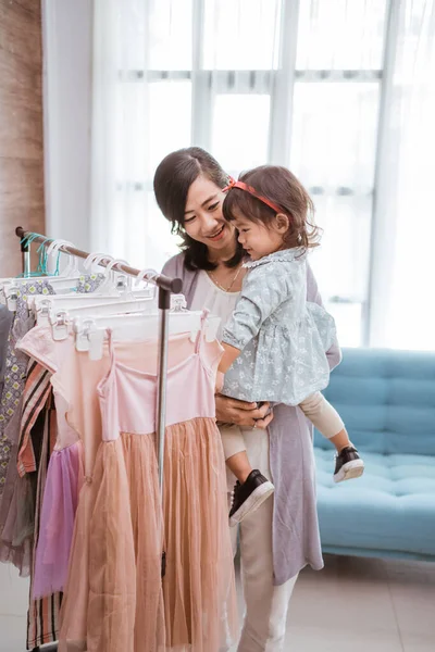 Bela ásia mãe levando ela filha para comprar roupas — Fotografia de Stock