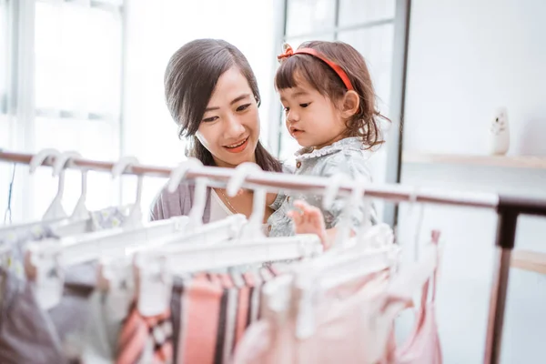 Bela ásia mãe levando ela filha para comprar roupas — Fotografia de Stock