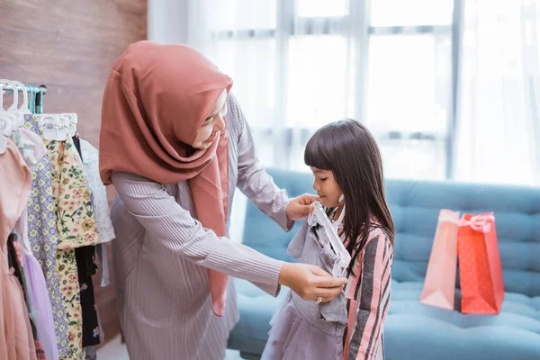 Madre musulmana de compras con su hija en la tienda de ropa boutique — Foto de Stock
