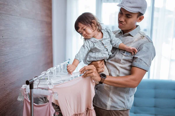 Father shopping with his little girl in small boutique shop — Stock Fotó