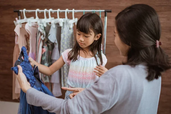 Mom and kid choose beautiful dress — Fotografia de Stock