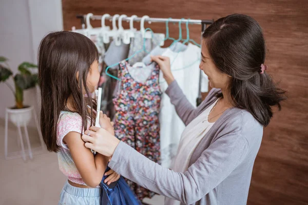 Mom and kid choose beautiful dress — Fotografia de Stock