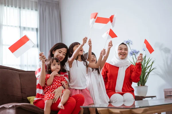 Heyecan verici Endonezyalı aile destekçisi evde televizyonda maç izlerken — Stok fotoğraf