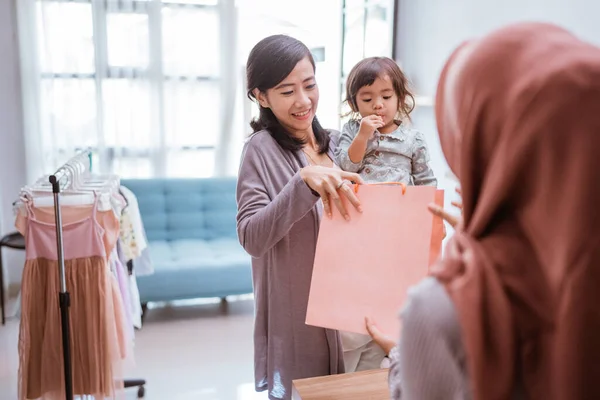 母親と子供のショッピングモールで服を買って — ストック写真