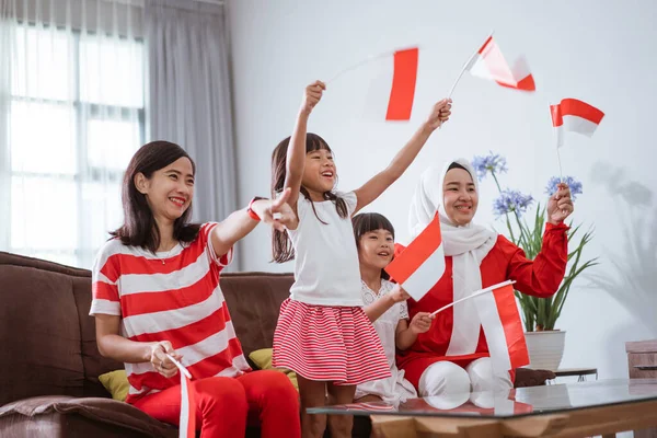 Pendukung keluarga indonesia yang bersemangat saat menonton pertandingan olahraga di televisi di rumah — Stok Foto