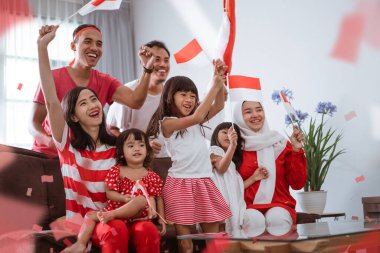 heyecan verici Endonezyalı aile destekçisi evde televizyonda maç izlerken