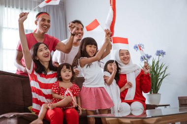 heyecan verici Endonezyalı aile destekçisi evde televizyonda maç izlerken
