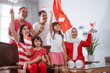 heyecan verici Endonezyalı aile destekçisi evde televizyonda maç izlerken